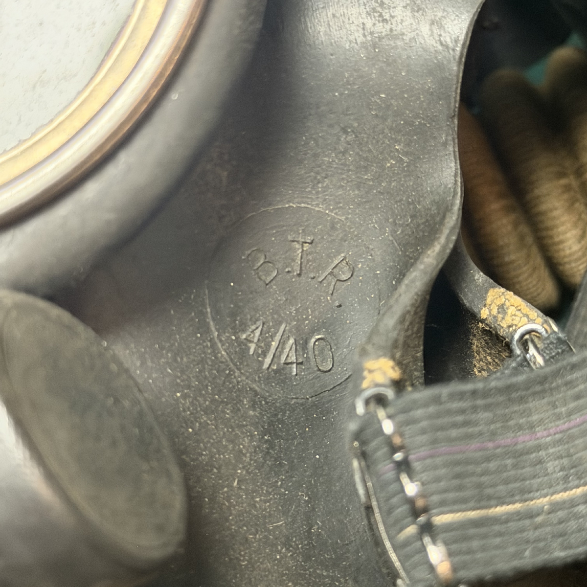 WW2 British Named No.4 Mk.III Long Hose Gas Mask And Carrier 1940