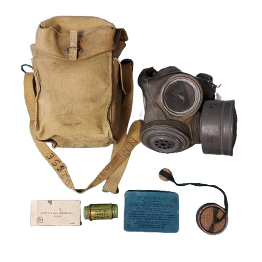 WW2 Canadian Named No.4 Mk.II Light Anti-Gas Respirator Set In Carrier Regiment De La Chaudiere