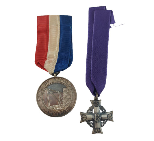 WW1 Memorial Cross And 1914 Service Medal 2 C.M.R. Canadian Mounted Rifles - Town Of Stonewall Manitoba